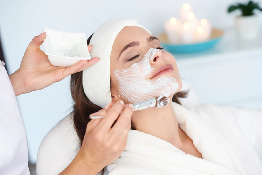 What is the Best Way to Bleach Your Face? Learn the Benefits and Disadvantages of Bleaching.